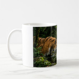 Tiger trinkt aus einer Kaffeetasse im Dschungelpoo