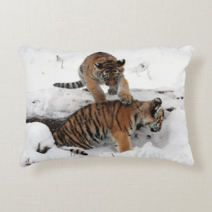 Tiger und Cubs spielen im Schnee Dekokissen