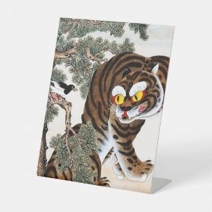 Tiger und Elster Minhwa unter der Kiefer Sockelschild