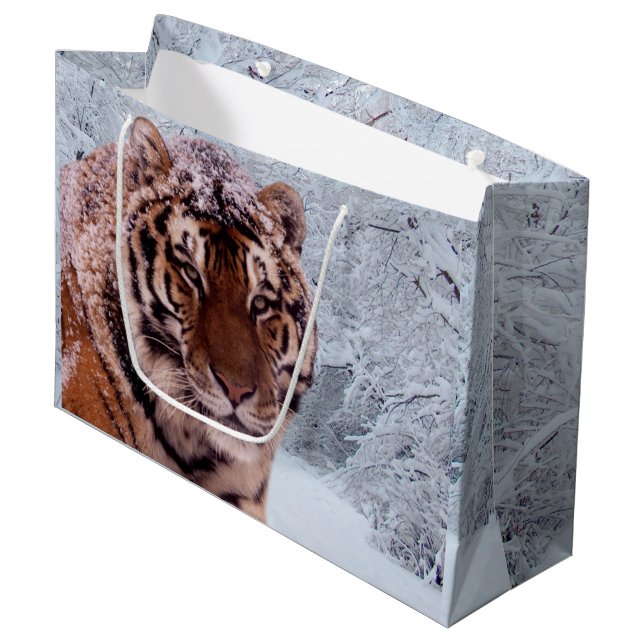 Tiger und Schnee Große Geschenktüte (Vorderseite Schrägansicht)