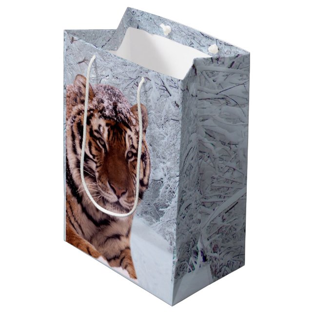 Tiger und Schnee Mittlere Geschenktüte (Vorderseite Schrägansicht)
