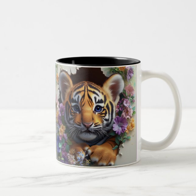 Tigerkub pinkelt durch farbenfrohe Blüte Zweifarbige Tasse (Rechts)
