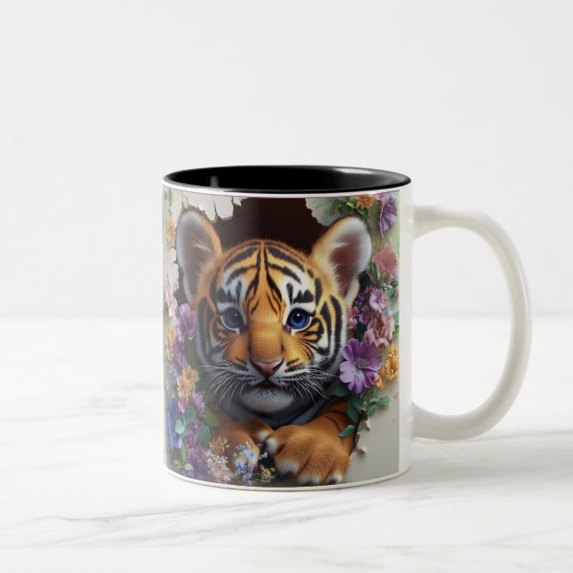 Tigerkub pinkelt durch farbenfrohe Blüte Zweifarbige Tasse (Rechts)