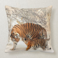 Tigermutter und Babykissen