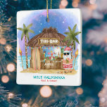 Tiki Beach Bar Moonlight Santa Tropical Keramikornament<br><div class="desc">Der Weihnachtsschmuck in Tropenform bietet den Weihnachtsmann, der einen Urlaub in einem Tiki-Bar am Strand unter dem Mond genießt und mit Palmen, Lichtern und hawaiianischen "Aloha"- und "Mele Kalikimaka"-Grüße. Tropische Cocktails, Ananas, Blätter aus Hibiskus und Palmen, Surfbrett und Papagei in einem Piraten, der den Bar schmückt. Personalisieren Sie es für...</div>