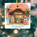 Tiki Beach Tropical Sunset Mele Kalikimaka Santa Keramikornament<br><div class="desc">Der Weihnachtsmann genießt bei Sonnenuntergang einen Urlaub in einem Tiki-Bar am Strand mit Palmen, Lichtern und hawaiianischen Grüßen "Aloha" und "Mele Kalikimaka". Tropische Cocktails, Ananas, Blätter aus Hibiskus und Palmen, Surfbrett und Papagei in einem Piraten, der den Bar schmückt. Personalisieren Sie es für einen Spaß, ein freundliches Geschenk oder um...</div>