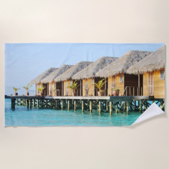 Tiki Huts auf einem Pier mit Strohdächern Strandtuch (Vorderseite)