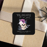 "Til Death Do us us Part Lila & Black Wedding Invi Quadratischer Aufkleber<br><div class="desc">Diese wunderschöne Sammlung besticht durch einen Schädel und eine Schlange mit lila Blumenelementen.</div>