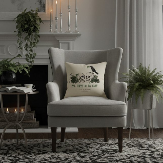 Til Death Gothic St Patricks Day Floral Skull Kissen (Gothic Irish 'Til Death Do Us Part White Pillow. Goth Illustration of 2 Skulls, Green Roses & Raven)