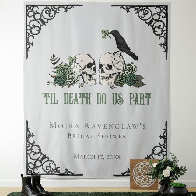Til Death Green Mr. and Mrs Skulls Green Rose Wandteppich (Til Death Gray Photo Prop/Booth for Irish Gothic Wedding. Floral Skulls, Green Roses, Black Raven)