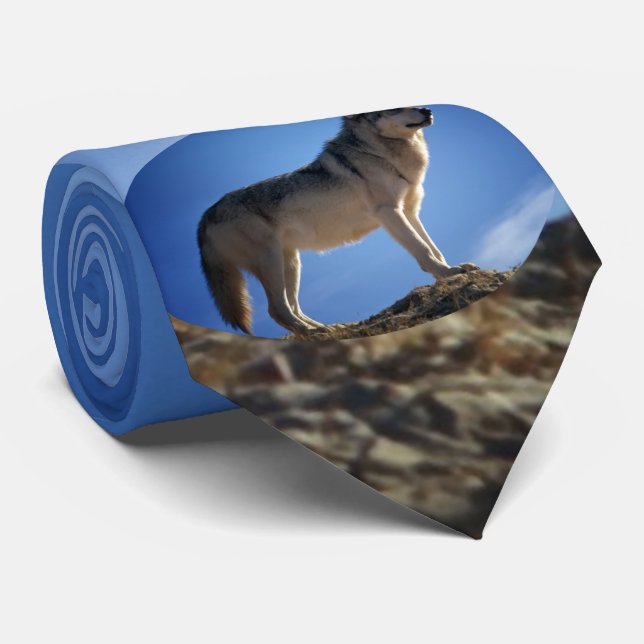 Timberwolf in Montana - großes Himmel-Land Krawatte (Gerollt)
