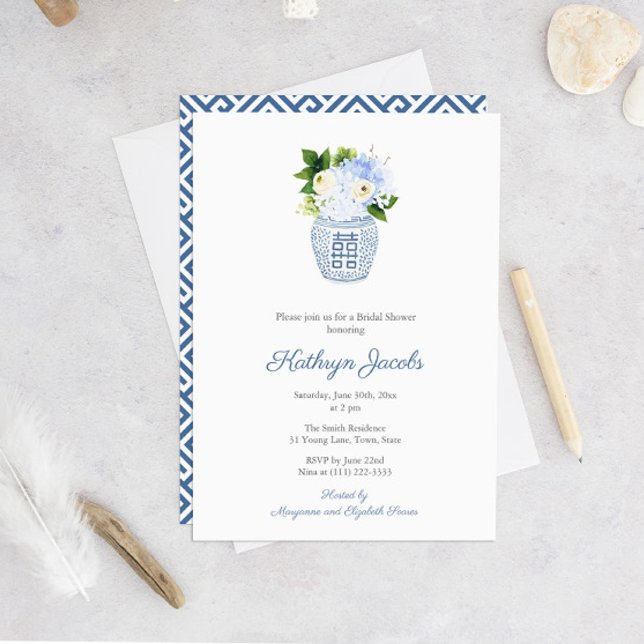 Timeless Blue and White Ginger Jar Brautparty Einladung (Chinoiserie Chic Navy And White Watercolor Bridal Shower Invitation With Greek Key Print Backer)