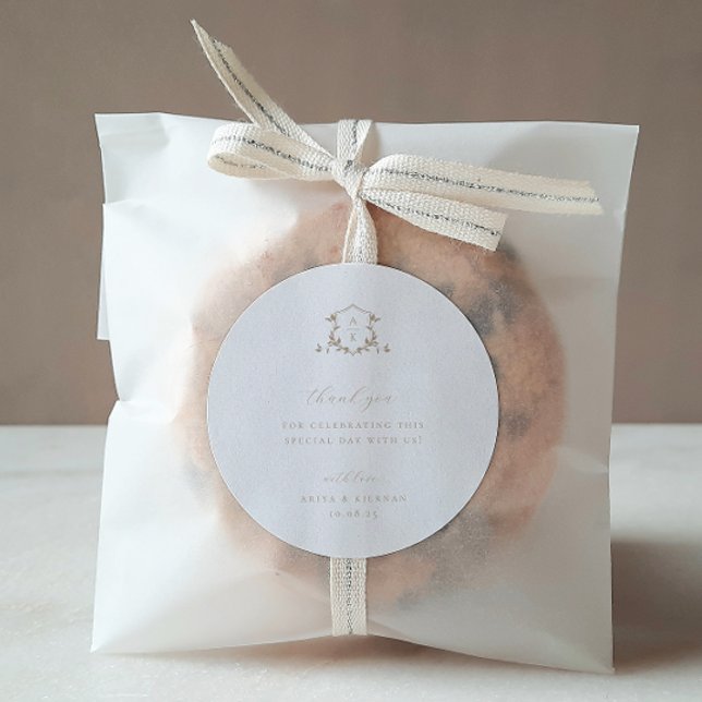 Timeless Vines Beige Crest Wedding Monogram Runder Aufkleber (Von Creator hochgeladen)