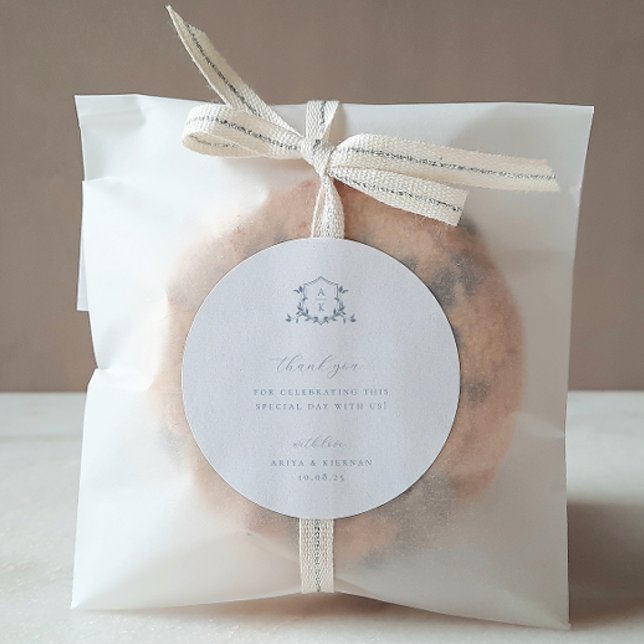 Timeless Vines Dusty Blue Crest Wedding Monogram Runder Aufkleber (Von Creator hochgeladen)