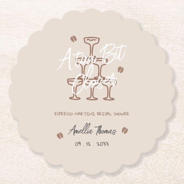 Tini Bit Espresso Martini Whimsical Brautparty Untersetzer (Vorderseite)