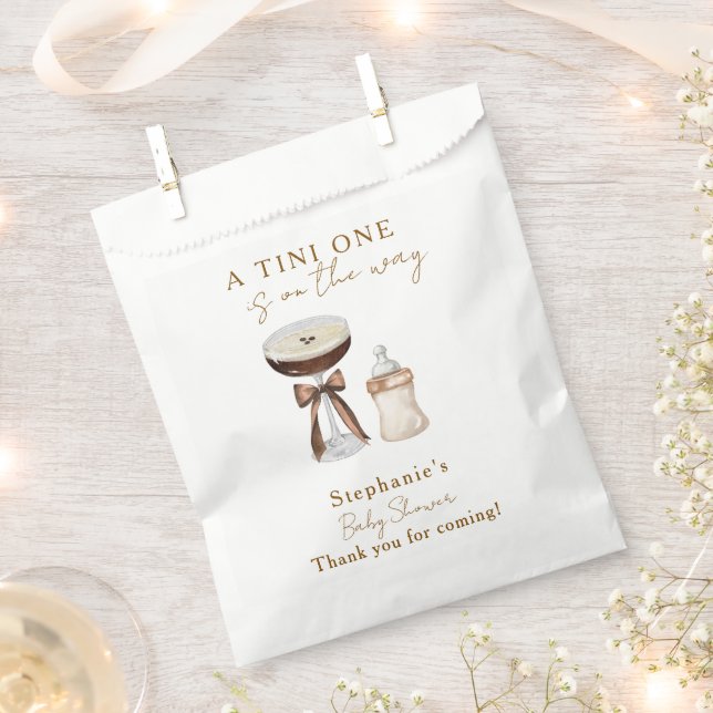 Tini One auf dem Weg Espresso Martini Babydusche Geschenktütchen (Ausgeschnitten)