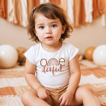 TINLEY Boho Terracotta Rainbow Onederly Birthday Baby T-shirt<br><div class="desc">Dieser Babybodysuit ist mit einem böhmisch verbrannten orangen Terrakotta-Regenbogen und Sonnenlicht ausgestattet. Das Wort Onederful wird in einem niedlichen Schriftart mit handgeschriebenen Schriften geschrieben. Dieser Baby-Jumpsuit ist das perfekte Outfit für die erste Geburtstagsfeier Ihres Kleinen. Nehmen Sie sich die koordinierenden TINLEY Mama- und Papa-Shirts für ein zusammenhängendes Familienbild.</div>