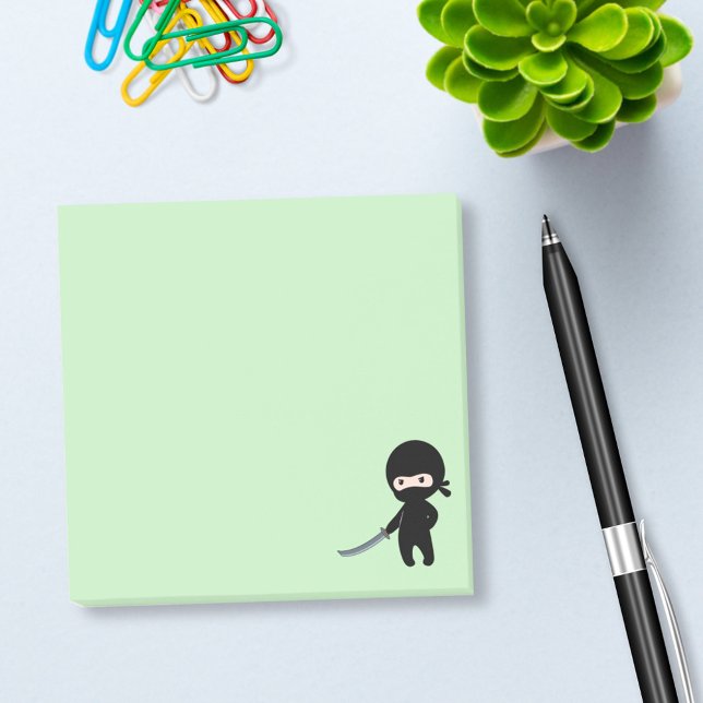 Tiny Angry Ninja auf Green Post-it Klebezettel (Von Creator hochgeladen)