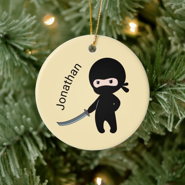Tiny Angry Ninja, Individuelle Name auf Gelb Keramik Ornament (Baum)