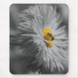 Tiny Bee on Blume Nah Schwarz-weiße Mousepad