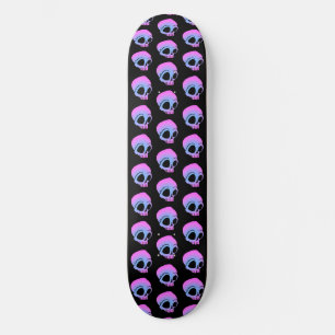Tiny Blue Pink Cartoon Skulls auf schwarz Skateboard