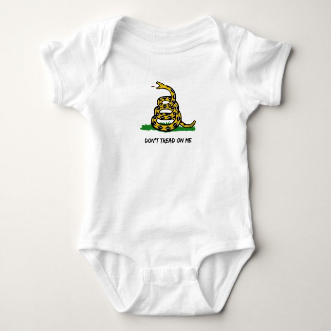Tiny but Free - Gadsden Flag Baby Onesie Strampler (Vorderseite)