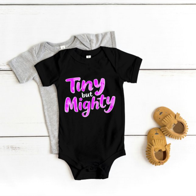 "Tiny but Mighty" Niedliche Tapferkeit Baby Strampler (Von Creator hochgeladen)