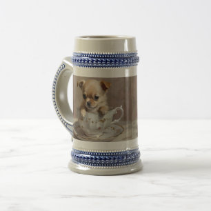 Tiny Delight: Chihuahua Puppy in einem Teacup Bierglas