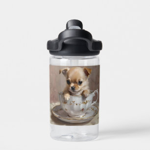Tiny Delight: Chihuahua Puppy in einem Teacup Trinkflasche
