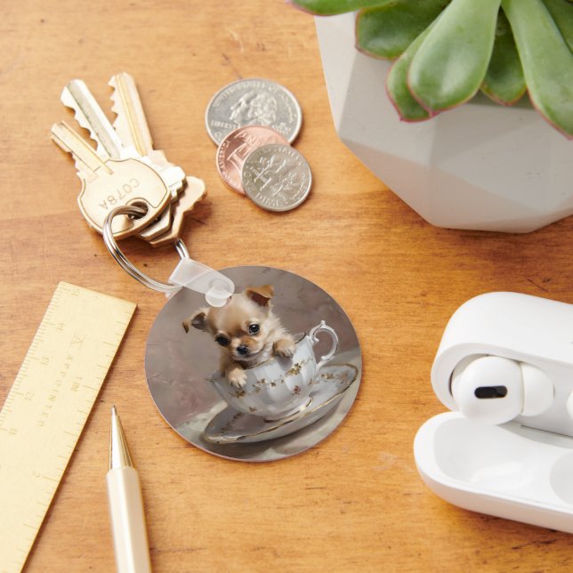 Tiny Delight: Chihuahua-Welpe in einem Teacup, Schlüsselanhänger (Schreibtisch)