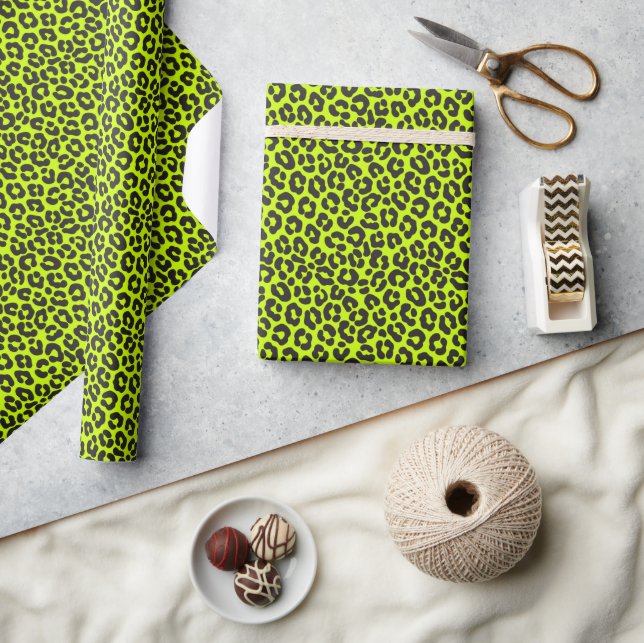Tiny Fluorescent Lime Green Leopard Print Geschenkpapier (Kunsthandwerk)