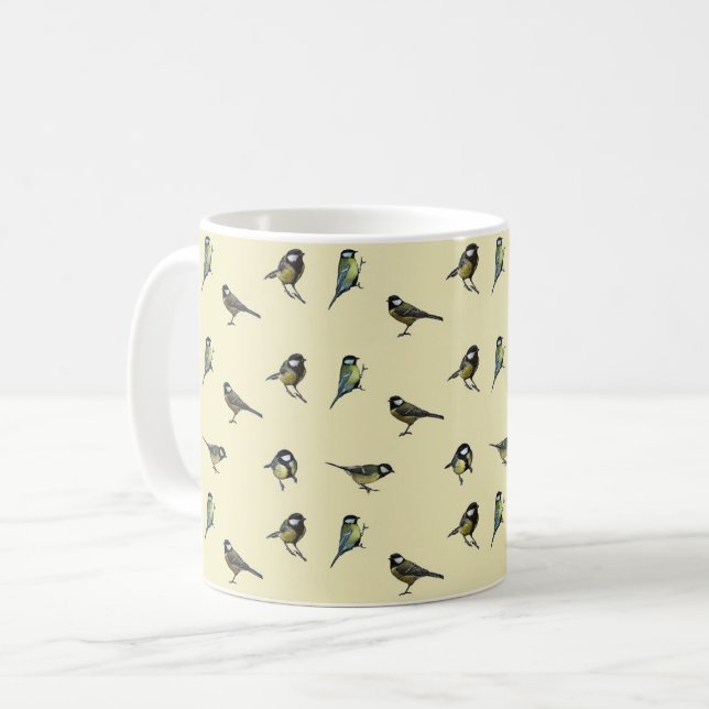 Tiny Garden Birds Pattern on Beige Kaffeetasse (Vorderseite Links)
