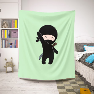 Tiny Happy Ninja auf Green Sherpadecke