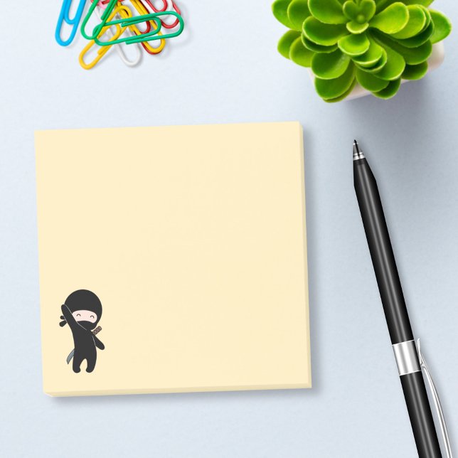 Tiny Happy Ninja auf Yellow Post-it Klebezettel (Von Creator hochgeladen)