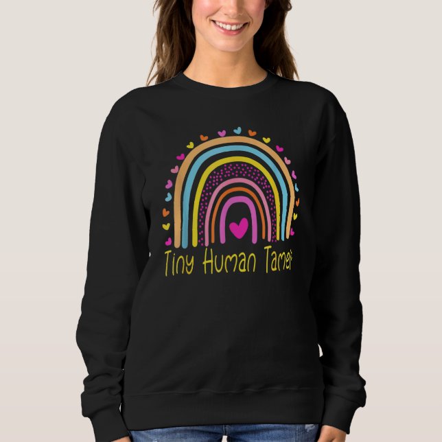 Tiny Human Tamer Rainbow Kindergarten Te Sweatshirt (Vorderseite)