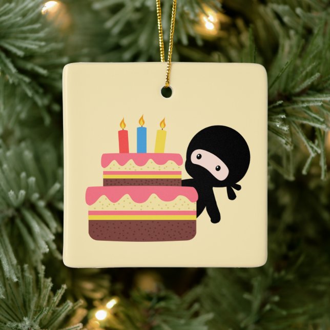 Tiny Ninja Behind Birthday Cake on Yellow Keramikornament (Baum)