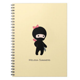 Tiny Ninja Girl Individuelle Name auf Yellow Notizblock