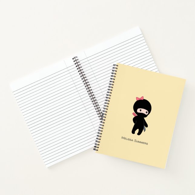 Tiny Ninja Girl Individuelle Name auf Yellow Notizbuch (Innenseite)