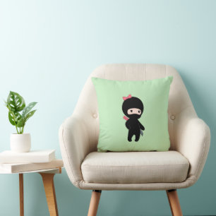 Tiny Ninja Girl on Green Kissen