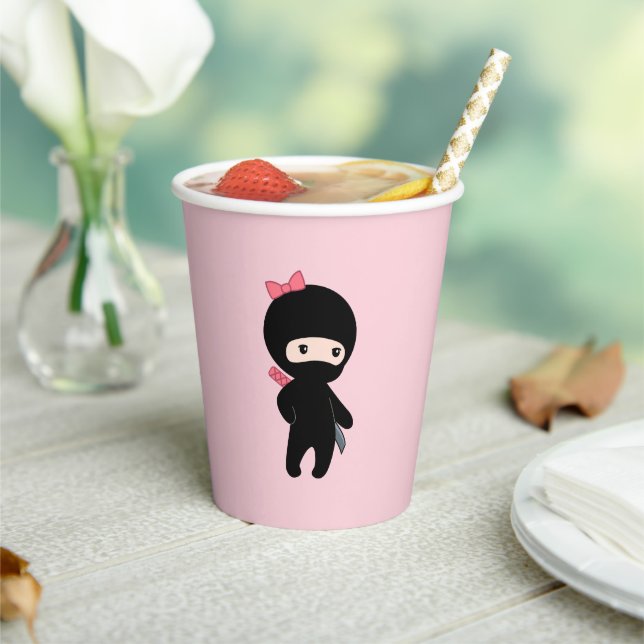 Tiny Ninja Girl on Pink Pappbecher (In Situ)
