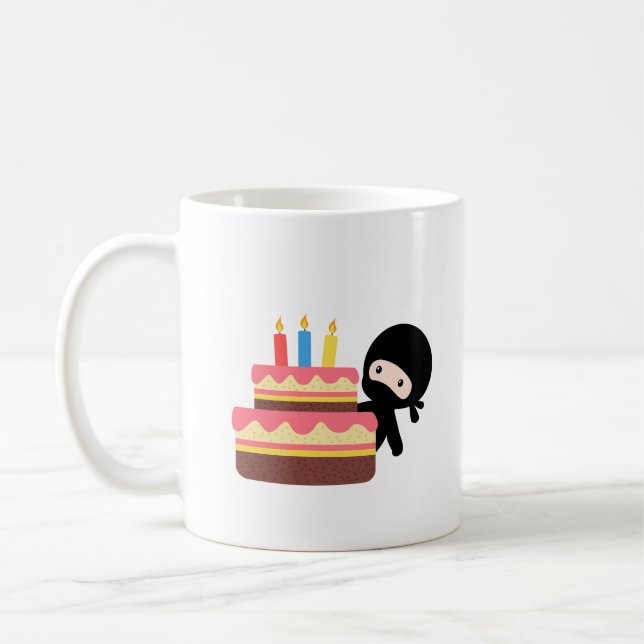 Tiny Ninja Hinter dem Geburtstagskuchen Kaffeetasse (Links)