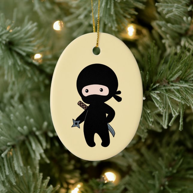 Tiny Ninja Holding Drewing Star auf Gelb Keramik Ornament (Baum)