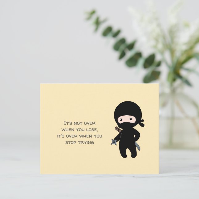 Tiny Ninja Holding-Star auf gelbem Zitat Postkarte (Stehend Vorderseite)