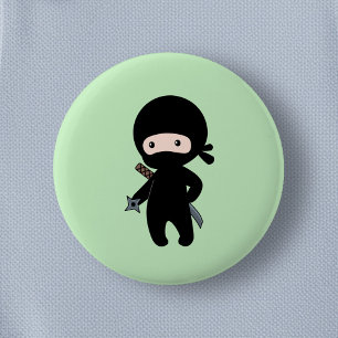 Tiny Ninja Holding Throwing Star auf Green Button