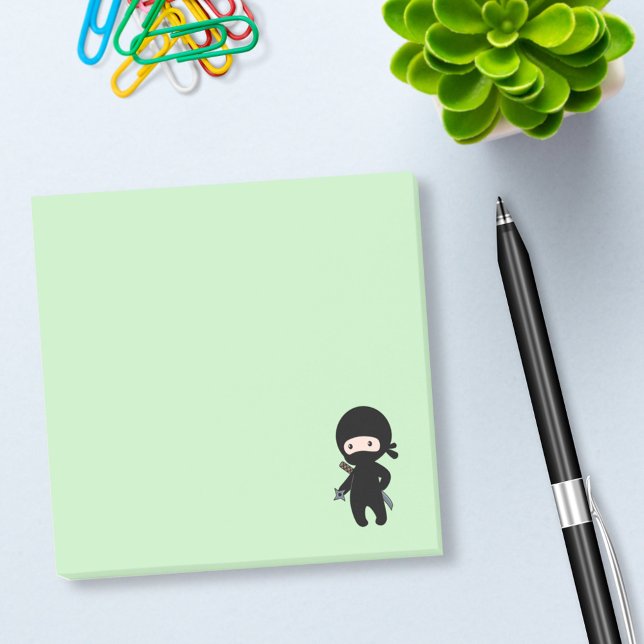 Tiny Ninja Holding Throwing Star auf Green Post-it Klebezettel (Von Creator hochgeladen)