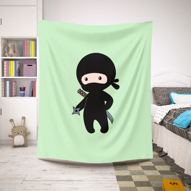 Tiny Ninja Holding Throwing Star auf Green Sherpadecke (Von Creator hochgeladen)