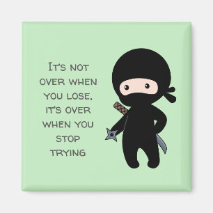 Tiny Ninja Holding wirft Star Green Zitat Magnet