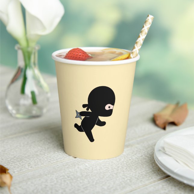 Tiny Ninja läuft auf Gelb Pappbecher (In Situ)