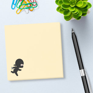 Tiny Ninja läuft auf Gelb Post-it Klebezettel