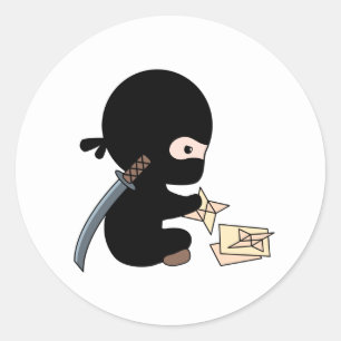 Tiny Ninja Making Origami Paper werfen Star Runder Aufkleber